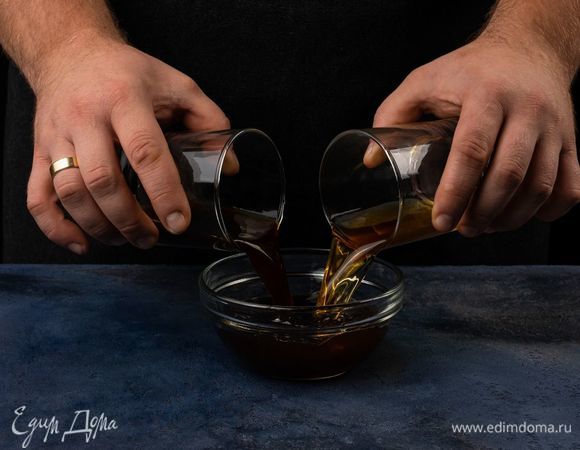 В отдельной чашке смешайте кофе и оставшийся коньяк.