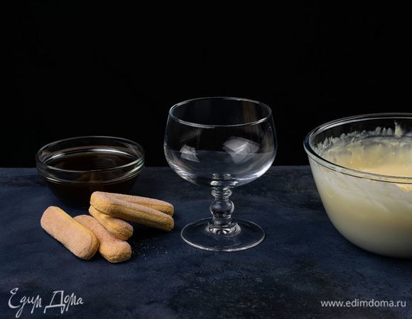 Вымочите печенье «Савоярди» в кофе с коньяком. На дно бокала положите немного крема, сверху выложите пропитанное печенье, залейте кремом (повторите 2 раза). 