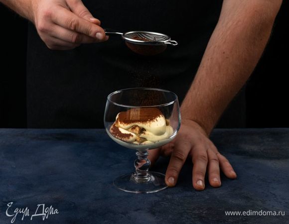 Насыпьте какао-порошок в сито и, постукивая, посыпьте на поверхность десерта.