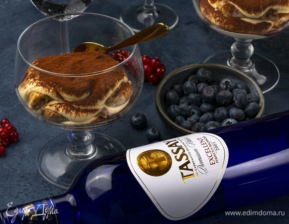 Поставьте десерт на три часа в холодильник. Подавайте с водой Excellent Tassay.