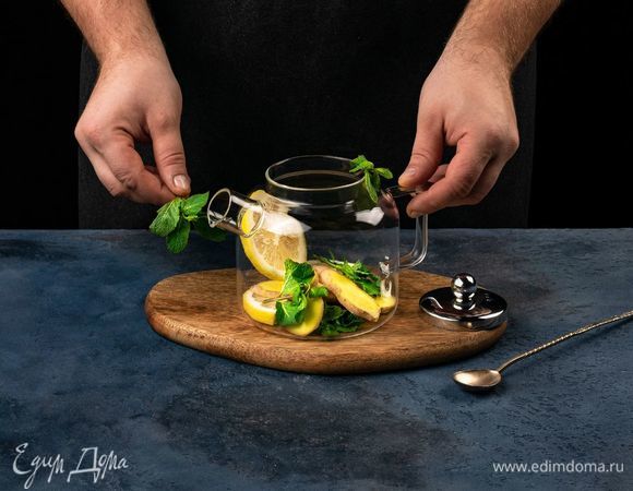 В чайник добавьте мяту, лимон и дольки имбиря.