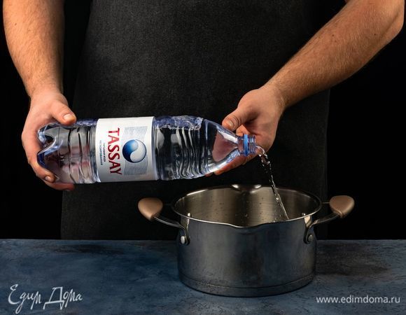 В кастрюле вскипятите воду Tassay.