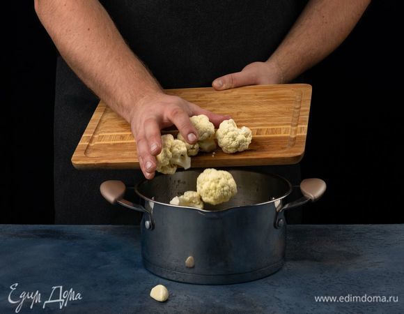 Цветную капусту промойте и разделите на соцветия. Добавьте в кипящую воду вместе с зубчиком чеснока. Отварите до готовности, чеснок удалите.