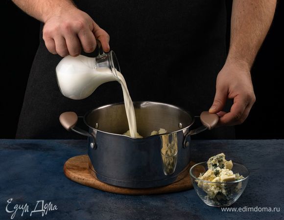  Добавьте в кастрюлю сливки и горгонзолу.