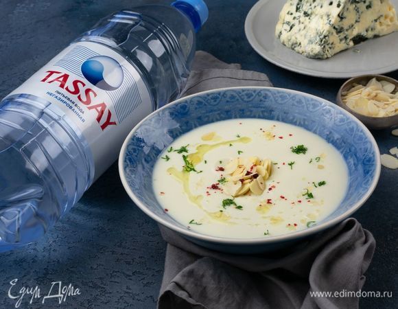 Перед подачей посыпьте суп миндальными лепестками.