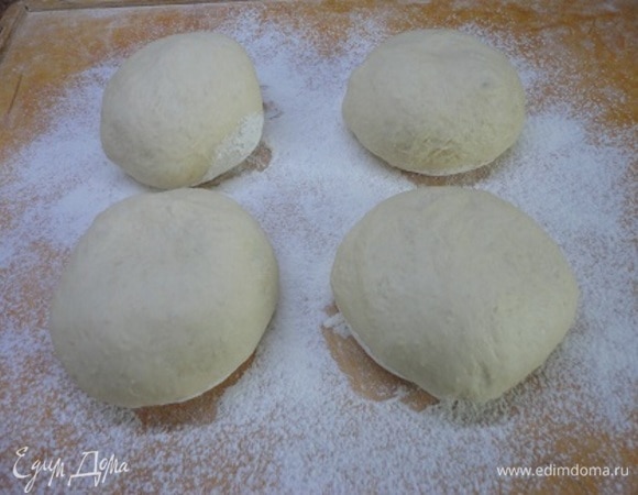 Готовое тесто разделить на 4 части (примерно по 240 г).