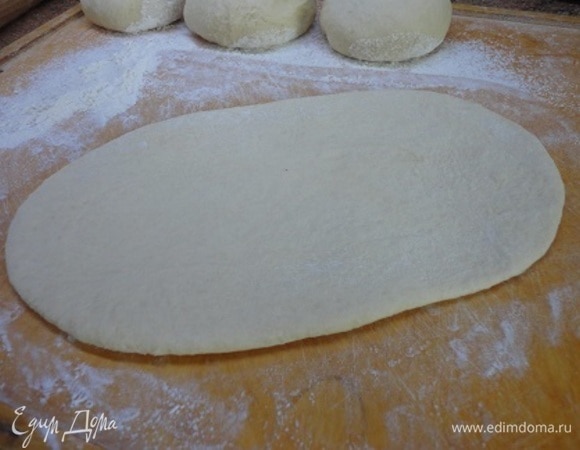 Каждый кусочек теста раскатать в овалы размером примерно 30х15 см.