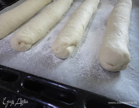 Свернуть плотно рулетом, концы заправить. Выложить на лист и оставить для расстойки примерно на 30 минут.