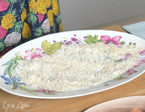 Японскую крошку панко и кокосовую стружку смешать на плоской тарелке, посолить и поперчить.<br />
 