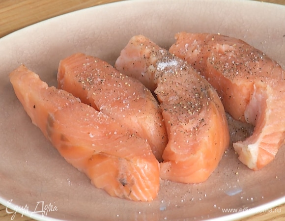 Рыбу со всех сторон посолить и поперчить, сбрызнуть соком лайма.