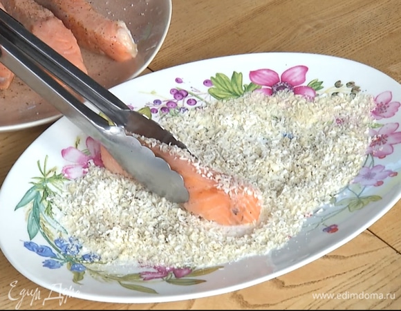 Каждый кусок рыбы обвалять в панировке со всех сторон.