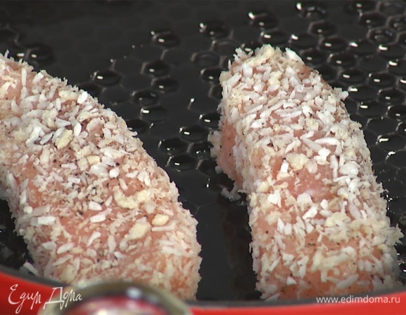 На хорошо разогретую сковороду добавить масло грецкого ореха, выложить рыбу.