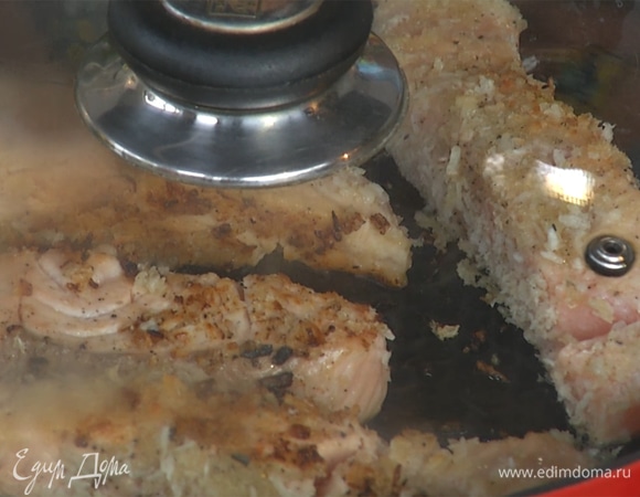 Обжарить филе со всех сторон, после накрыть крышкой на 1–2 минуты, затем снять с огня.