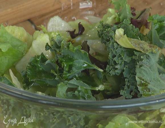 Салатный микс заправить оливковым маслом, соком лайма, посолить и поперчить, перемешать.