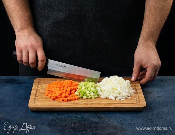 Лук, сельдерей и морковь нарежьте мелким кубиком.