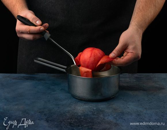 Помидор обдайте кипятком и снимите кожуру. Натрите мякоть помидора на терке.