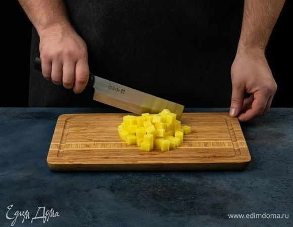Нарежьте картофель небольшими кубиками.