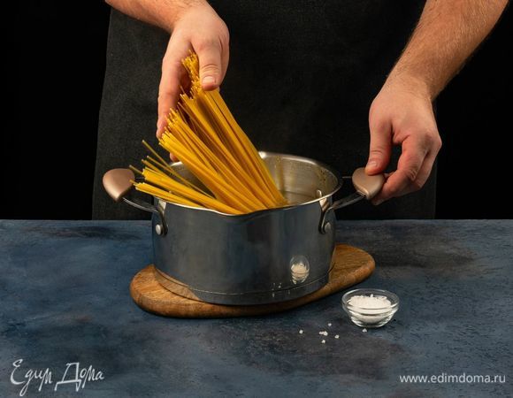 В подсоленной воде сварите пасту до состояния аль денте.