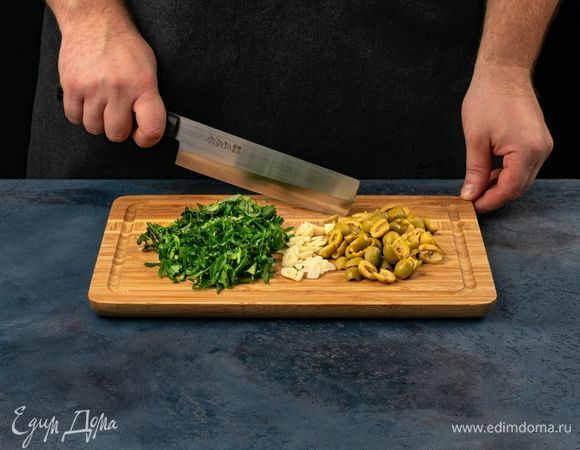 Оливки и чеснок нарежьте крупно, зелень порубите.