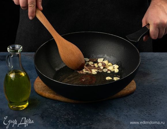 На сковороде в оливковом масле пожарьте анчоусы с чесноком.