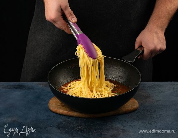 Готовую пасту откиньте на дуршлаг и добавьте к соусу. Закройте крышкой и оставьте на 2 минуты, чтобы паста пропиталась соусом.