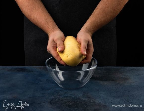 Вымесите эластичное тесто, накройте пленкой и оставьте на полчаса.