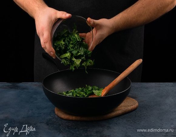 Шпинат слегка измельчите ножом и обжарьте 3 минуты на сливочном масле, посолите, поперчите.