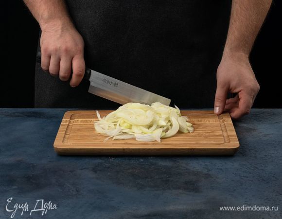 Лук почистите и нарежьте полукольцами.