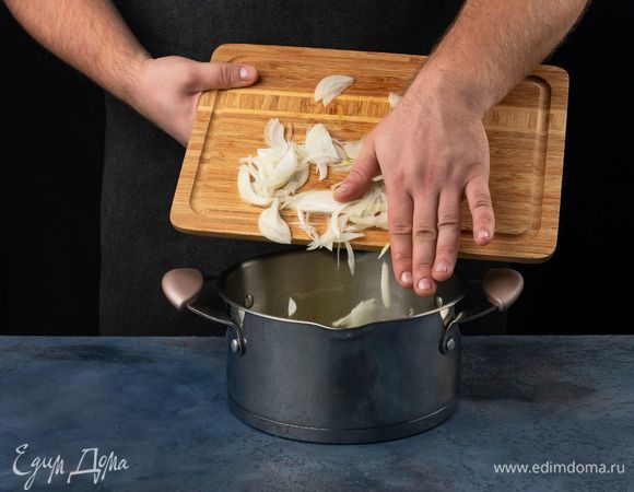 добавьте нарезанный лук, перемешайте и готовьте на медленном огне 20 минут.