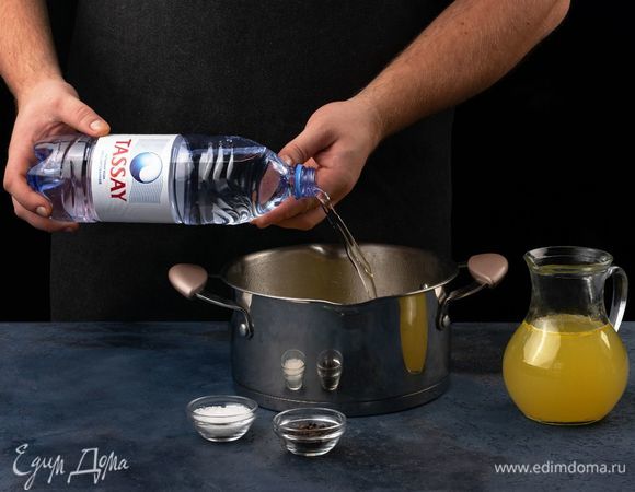 Добавьте куриный бульон, воду Tassay, посолите, поперчите и готовьте еще 10 минут.
