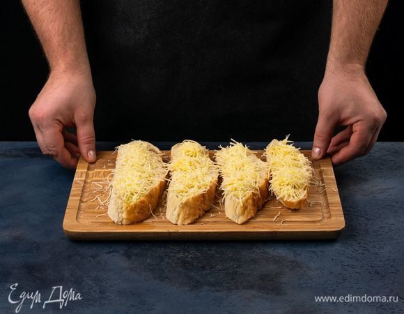 Посыпьте сыром и поставьте в разогретую духовку, подождите, пока сыр подрумянится.