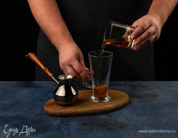 В бокале смешайте виски с сахаром.