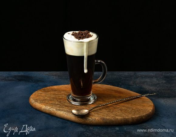 Посыпьте тертым шоколадом.