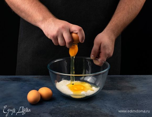 Взбейте яйца с сахаром, измельчите фундук.