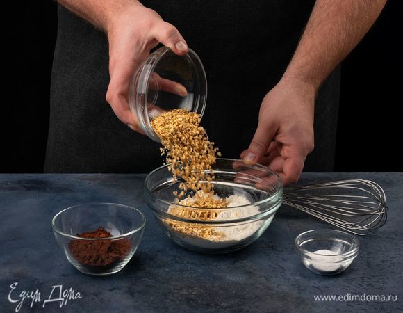 Смешайте все сухие ингредиенты (какао, муку, разрыхлитель, измельченный фундук).