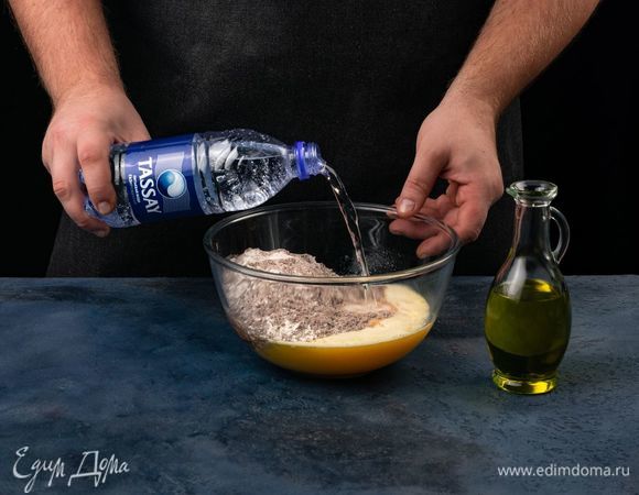 Соедините сухую и яичную смеси, перемешайте. Добавьте растительное масло и газированную волу Tassay.