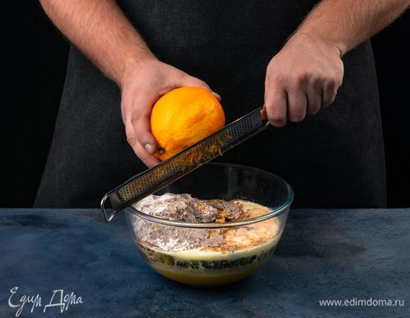 Натрите цедру одного апельсина, перемешайте.