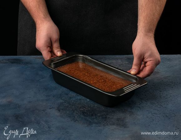 Смажьте форму сливочным маслом и выложите тесто. Выпекайте в духовке, разогретой до 150°С один час.