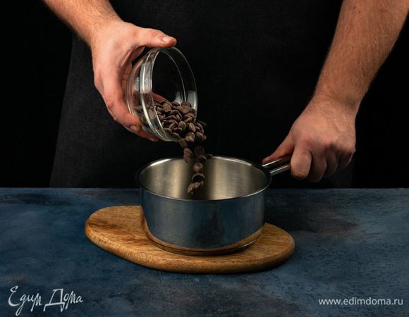 Займитесь глазурью. Растопите шоколад в сотейнике, снимите с плиты, добавьте масло и хорошо перемешайте.