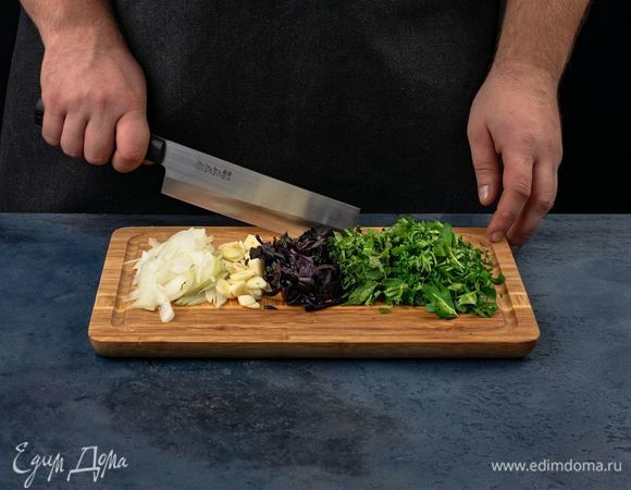 Лук нарежьте полукольцами. Чеснок крупно нарежьте. Зелень порубите.