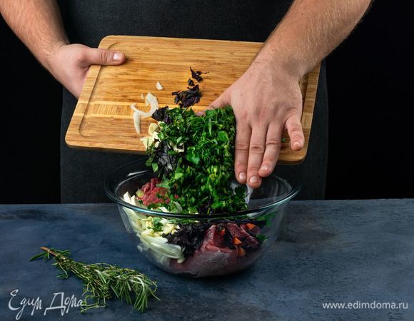 В глубокую миску положите мясо, добавьте лук, рубленную зелень, чеснок.