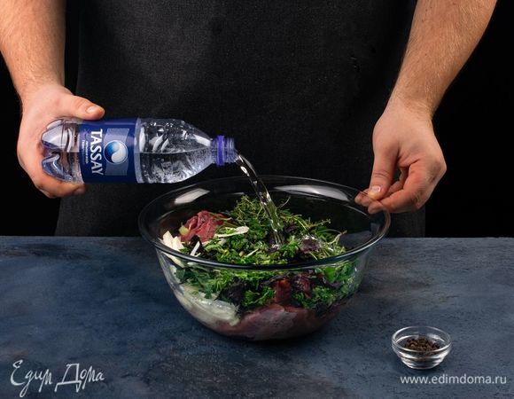 Влейте газированную воду Tassay, поперчите. Накройте пленкой и поставьте мариноваться в холодильник на 1 час.