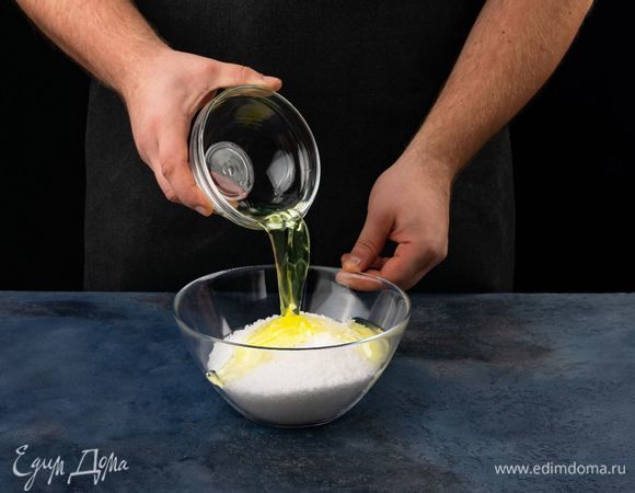 В соль добавьте яичные белки, перемешайте.