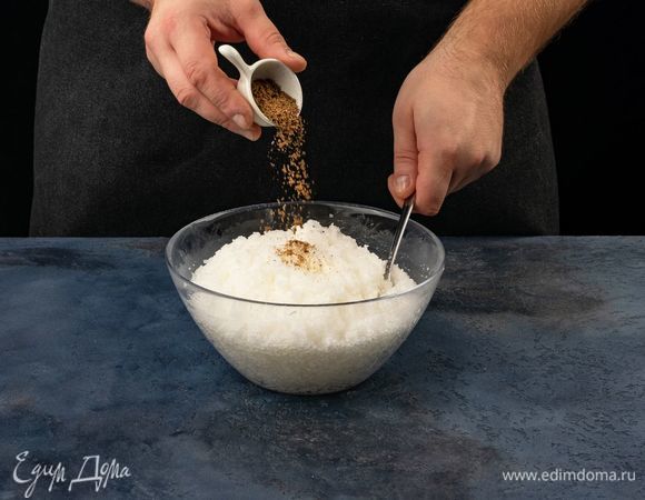 Добавьте кориандр и снова перемешайте.