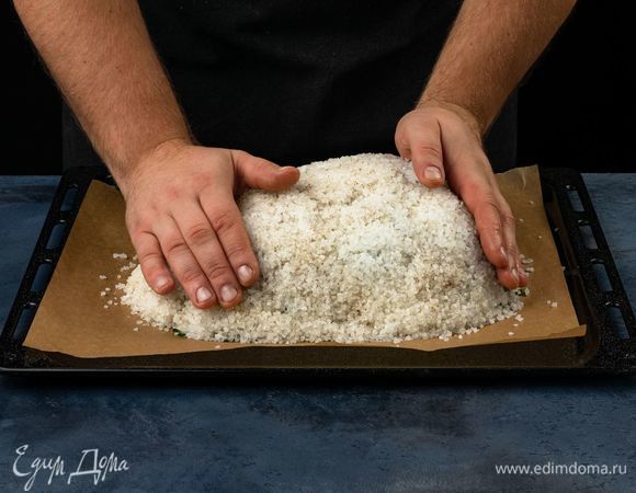 Закройте мясо солевым панцирем. Поставьте его запекаться в духовку при 190°С на 40 минут.