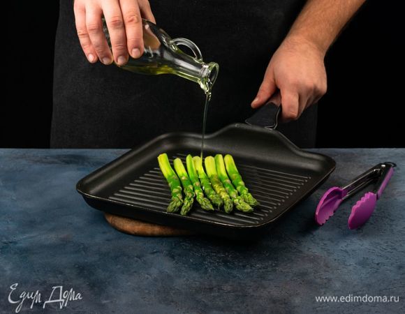 Займитесь гарниром. В горячей воде отварите в течение 3 минут спаржу и сразу переместите в холодную воду. Охлажденную спаржу слегка обжарьте на сковороде-гриль с небольшим количеством растительного масла.