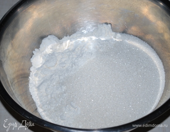 Смешайте все сухие ингредиенты: муку, соль, сахар и разрыхлитель.