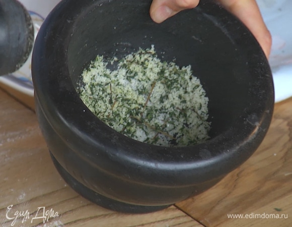 Листья тимьяна положить в ступку, добавить сахар, растереть.