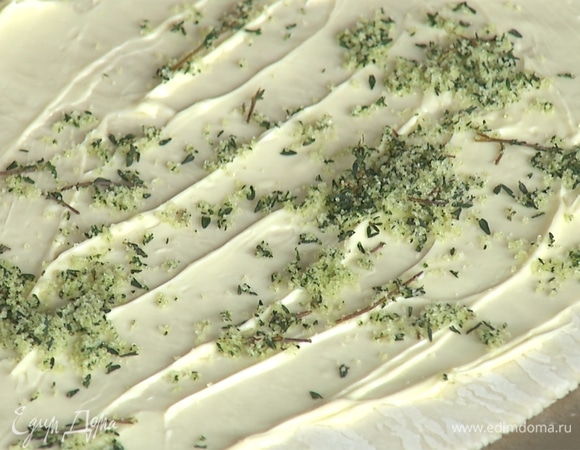 Сливочным маслом равномерно покрыть тесто, сверху посыпать сахарной смесью и ванилью.