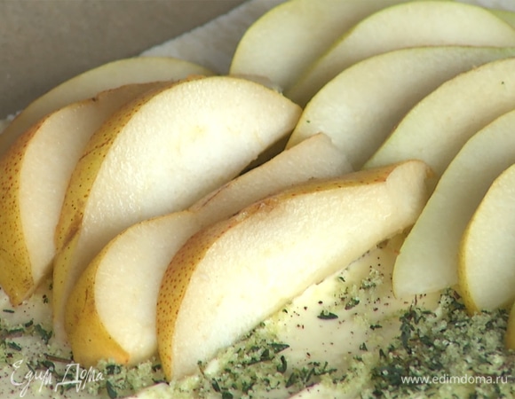 На тесто веером выложить ломтики груши.